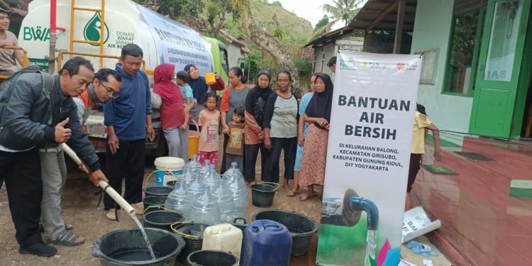 PLN dan Rumah Zakat Salurkan 100.000 Liter Air Bersih untuk Warga Gunungkidul