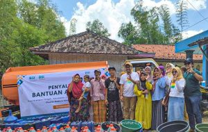 BSI Maslahat Dan IIK BSI Region 8 Area Surabaya Raya Salurkan Bantuan Air Bersih untuk Warga Terdampak Kekeringan di Sampang