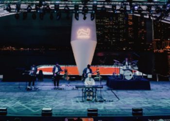 Penampilan Putri Ariani Bawakan Cover Lagu Golden di Ajang Formula 1 Singapore Grand Prix 2025