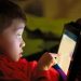 Jaga Penglihatan Anak, Jangan Kenalkan Screen Time Terlalu Dini