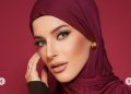 Tasya Farasya Tampil Bronze Makeup Look dengan Hijab Satin Nuansa Burgundy