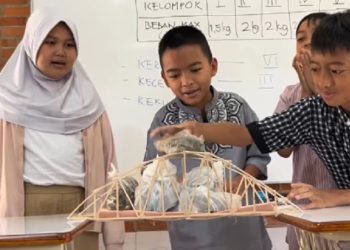 Siswa SD Bianglala Bandung Unjuk Kreativitas Lewat Proyek Pembuatan Jembatan dari Kayu Balsa