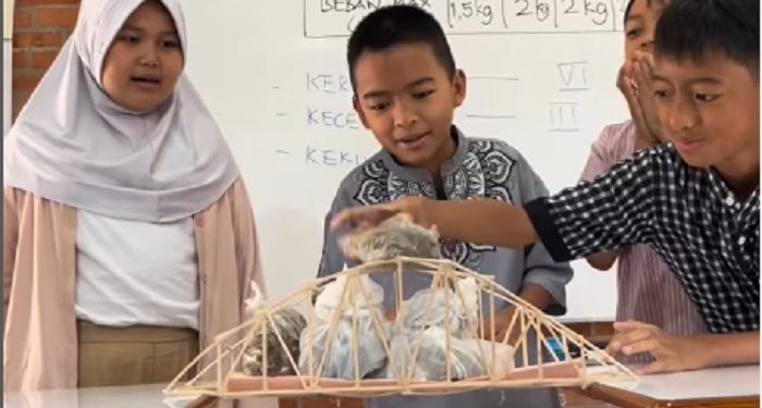 Siswa SD Bianglala Bandung Unjuk Kreativitas Lewat Proyek Pembuatan Jembatan dari Kayu Balsa