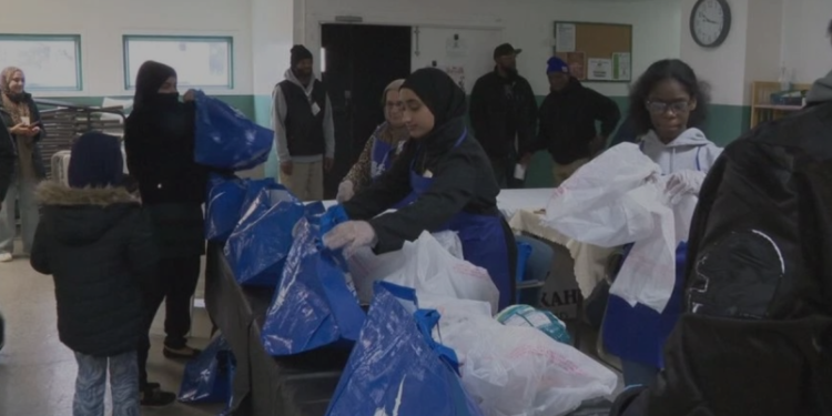 Badan Amal Sebarkan Kebahagiaan kepada Ratusan Warga Rochester Lewat Pembagian Kalkun Tahunan