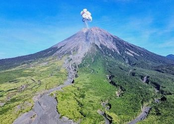 Senin Pagi, Gunung Semeru Hembuskan Asap Putih Setinggi 1000 Meter dari Puncak
