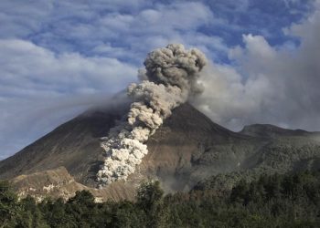 Gunung Semeru Alami Erupsi Disertai Luncuran Awan Panas Sejauh 7 Kilometer