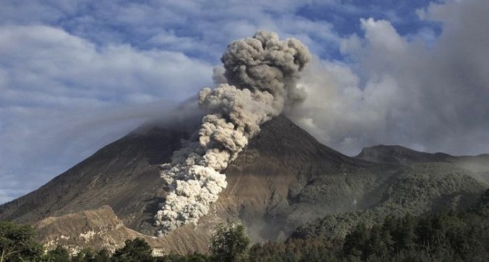 Gunung Semeru Alami Erupsi Disertai Luncuran Awan Panas Sejauh 7 Kilometer