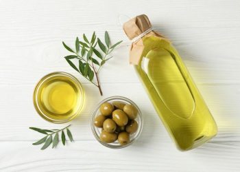 Tips Merawat Rambut Kering dengan Minyak Zaitun