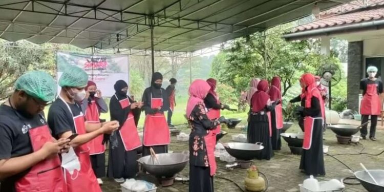 IPB University Bersama PAPMM Produksi Satu Ton Rendang Daging untuk Korban Bencana Aceh, Sumut dan Sumbar