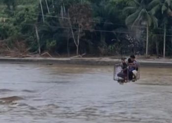 Momen Ayah Peluk Anak Saat Menyebrangi Jembatan Rusak Bireun