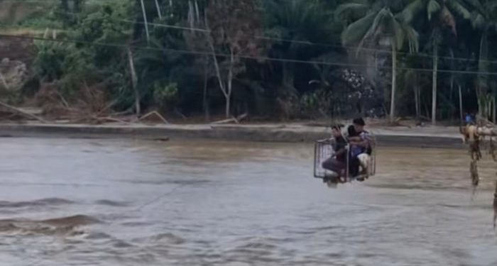 Momen Ayah Peluk Anak Saat Menyebrangi Jembatan Rusak Bireun