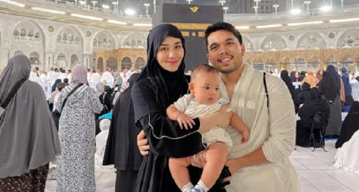 Aaliyah Massaid dan Thariq Halilintar Jalani Ibadah Umroh Bersama Buah Hati Mereka