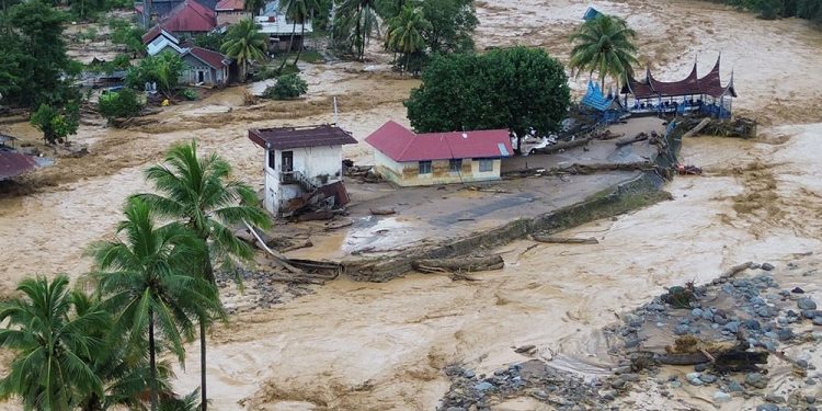 Kisah Fathan, Bayi Tiga Bulan yang Selamat meski Hanyut di Banjir Sumatera Barat