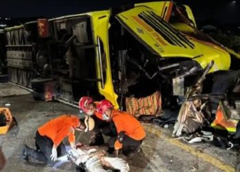 Bus PO Cahaya Trans Terguling di Ruas Simpang Susun Exit Tol Krapyak Kota Semarang