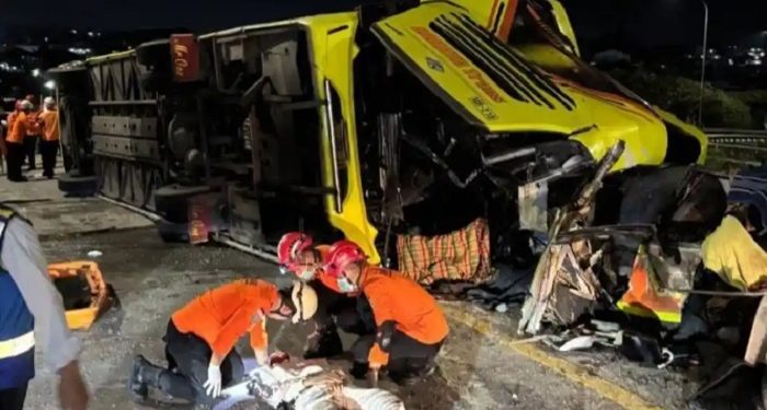 Bus PO Cahaya Trans Terguling di Ruas Simpang Susun Exit Tol Krapyak Kota Semarang