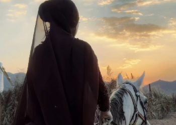 Gaya Celine Evangelista saat Berkuda di Tengah Gurun Arab