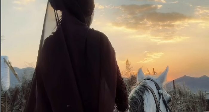 Gaya Celine Evangelista saat Berkuda di Tengah Gurun Arab