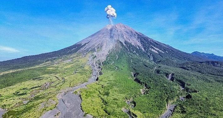 Gunung Semeru Kembali Erupsi dengan Letusan Setinggi 900 Meter di Atas Puncak