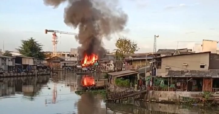 14 Rumah Semi Permanen Ludes Terbakar di Jakarta Utara