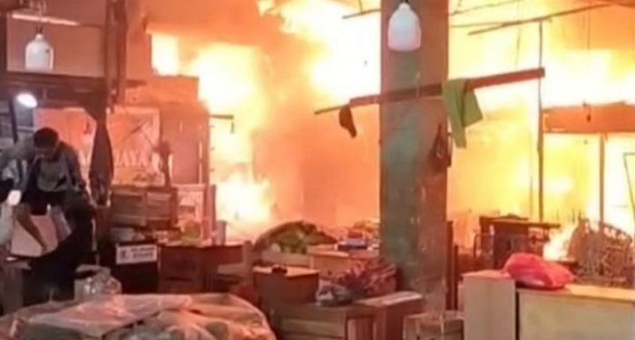 Kebakaran Melanda Kawasan Pasar Induk Kramat Jati