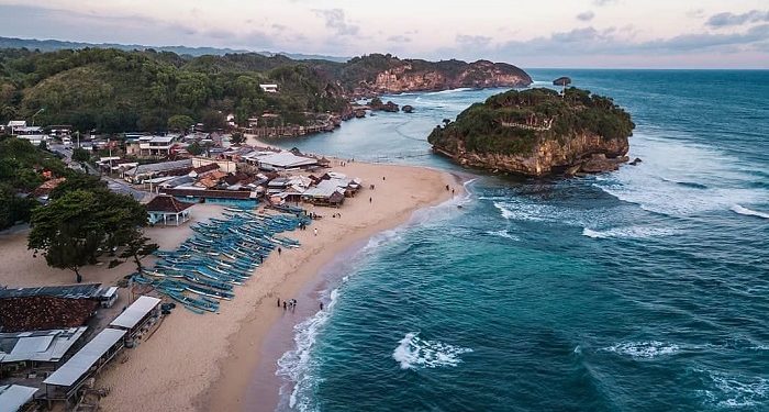 Wisata Baru Sekitar Pantai Drini GunungKidul Hadirkan Pintu Masuk Membelah Pegunungan