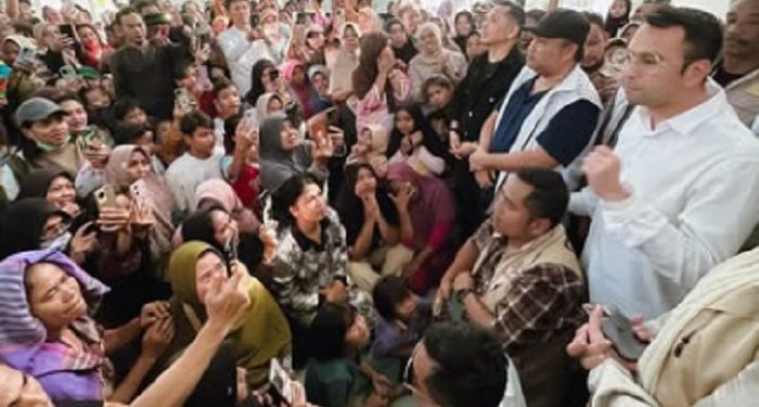 Air Mata Raffi Ahmad Meluap Kala Mengunjungi Korban Banjir di Sumatra