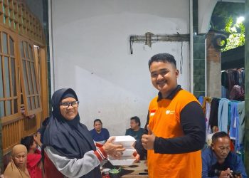 Banjir Cilincing, Rumah Zakat Bagikan Paket Nasi Siap Saji