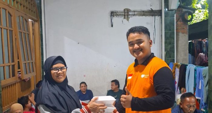 Banjir Cilincing, Rumah Zakat Bagikan Paket Nasi Siap Saji