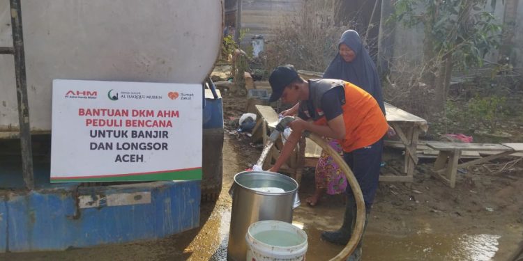 Dewan Masjid Al Haqqul Mubiin PT Astra Honda Motor Salurkan Bantuan Kemanusiaan di Dua Lokasi Terdampak Banjir