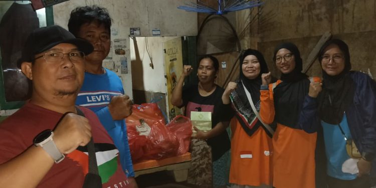 Rumah Zakat Salurkan 35 Paket Nasi untuk Penyintas Banjir Cakung Barat
