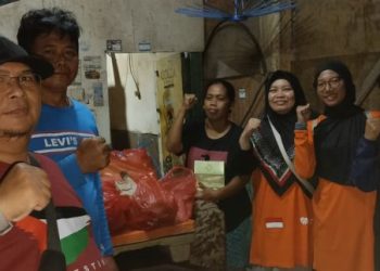 Rumah Zakat Salurkan 35 Paket Nasi untuk Penyintas Banjir Cakung Barat