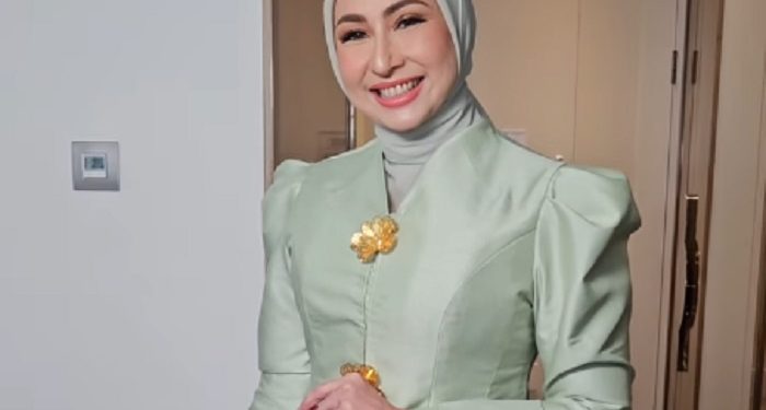 Kehadiran Deswita Maharani dan Ferry Maryadi di Acara Lamaran Syifa Hadju dan El Rumi Menambah Kesan Hangat