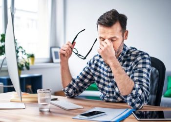 Cara Mengatasi Mata Lelah Akibat Menatap Komputer