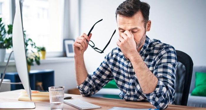 Cara Mengatasi Mata Lelah Akibat Menatap Komputer