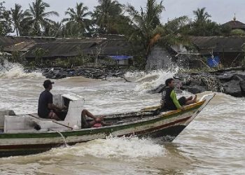BMKG Ungkap Potensi Gelombang Tinggi Mencapai 4 Meter di NTT