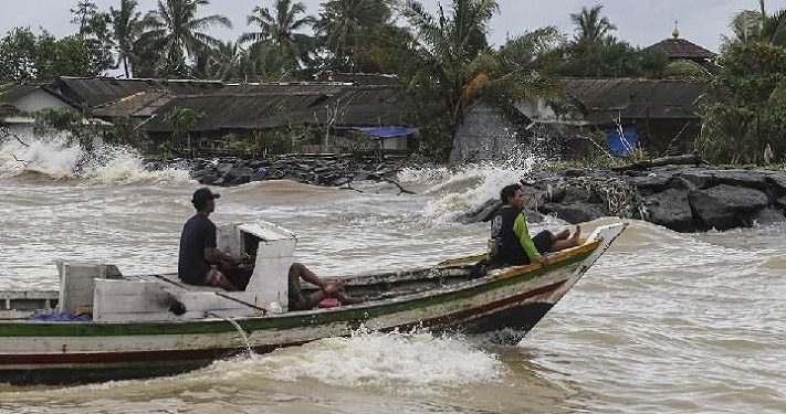 BMKG Ungkap Potensi Gelombang Tinggi Mencapai 4 Meter di NTT