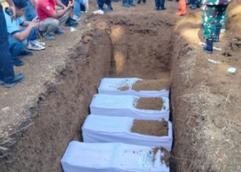 Jenazah Korban Banjir Bandang Dimakamkan Secara Massal di Kecamatan Lubuk Basung