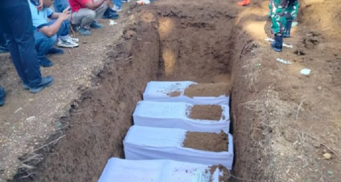 Jenazah Korban Banjir Bandang Dimakamkan Secara Massal di Kecamatan Lubuk Basung