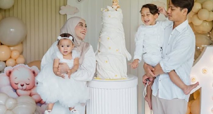 Leshia Tivana Billar Rayakan Ulang Tahun Pertamanya dengan Outfit Serba Putih