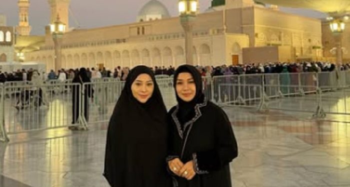 Nikita Willy Jalani Ibadah Umroh Bersama Sang Suami dan Ibundanya