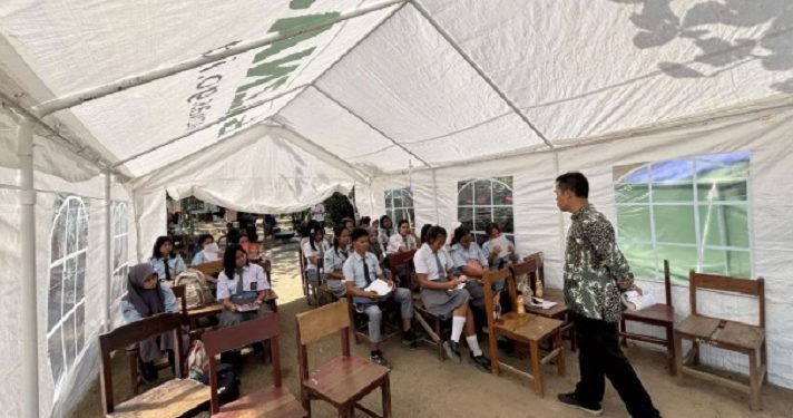 Ratusan Pelajar SMA Sumut Belajar di Tenda Darurat hingga PJJ