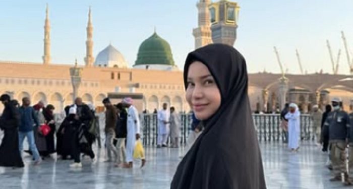 Rossa Awali Tahun 2026 dengan Menjalankan Ibadah Umroh