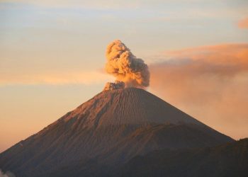 Gunung Semeru Luncurkan Awan Panas Guguran Sejauh 5 Kilometer