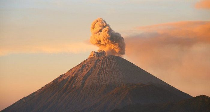 Gunung Semeru Luncurkan Awan Panas Guguran Sejauh 5 Kilometer