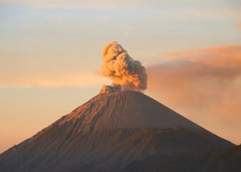 Gunung Semeru Kembali Luncurkan Awan Panas Guguran dan Banjir Lahar Hujan