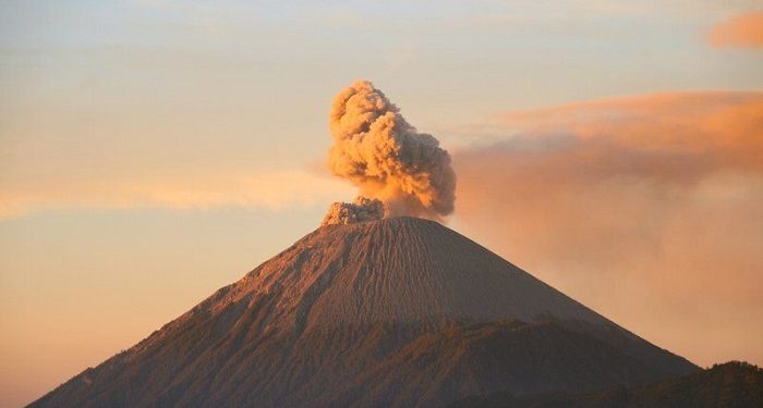 Gunung Semeru Kembali Luncurkan Awan Panas Guguran dan Banjir Lahar Hujan