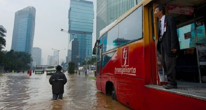 Akibat banjir, 28 Rute Transjakarta Dialihkan hingga Diperpendek Rutenya