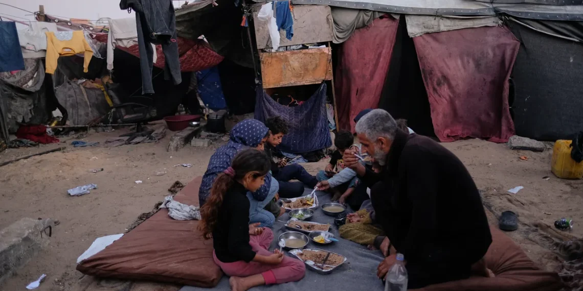Keluarga Pengungsi Gaza Merayakan Ramadan di Tenda-tenda Mawasi