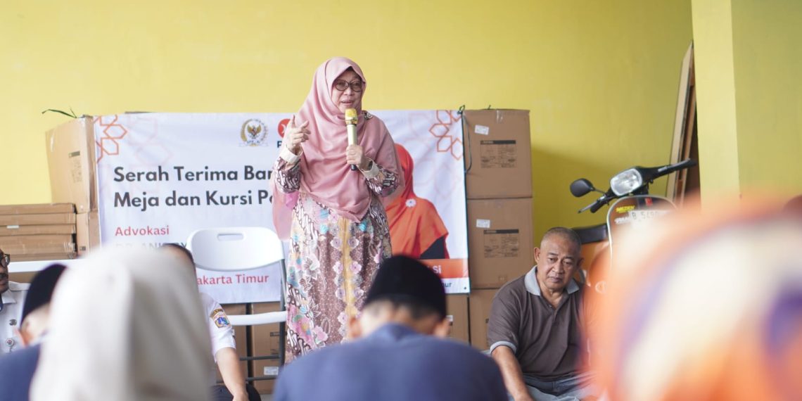 Dukung Peningkatan Kesehatan Masyarakat, Anis Byarwati Beri Bantuan Meja dan Kursi Posyandu Lansia dan Balita RW 03 Batu Ampar