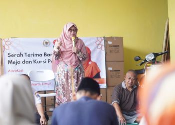 Dukung Peningkatan Kesehatan Masyarakat, Anis Byarwati Beri Bantuan Meja dan Kursi Posyandu Lansia dan Balita RW 03 Batu Ampar